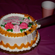Ilustración para el artículo titulado Llevas toda la vida cortando mal las tartas y los pasteles de Navidad. Esta es la forma correcta